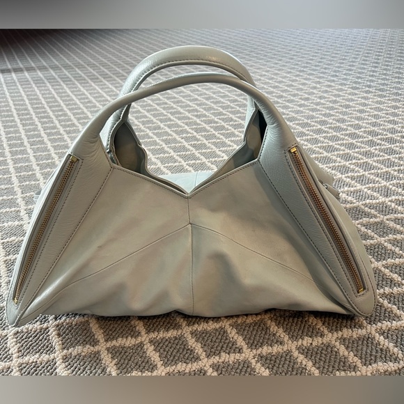 Pour La Victoire Bone Colored Leather Handbag Unique Shape Gold Hardware GUC - Picture 2 of 15